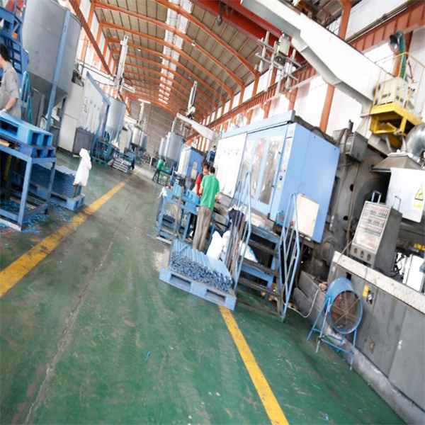 Why white plastic pallets are a staple in industrial and commercial settings.