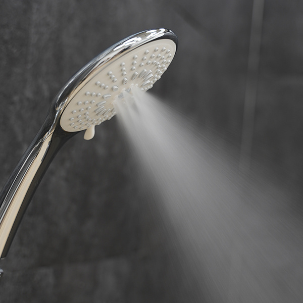 בקר את זרימת המים שלך בצורה נוחה עם מקל Shower Handheld למקלחת