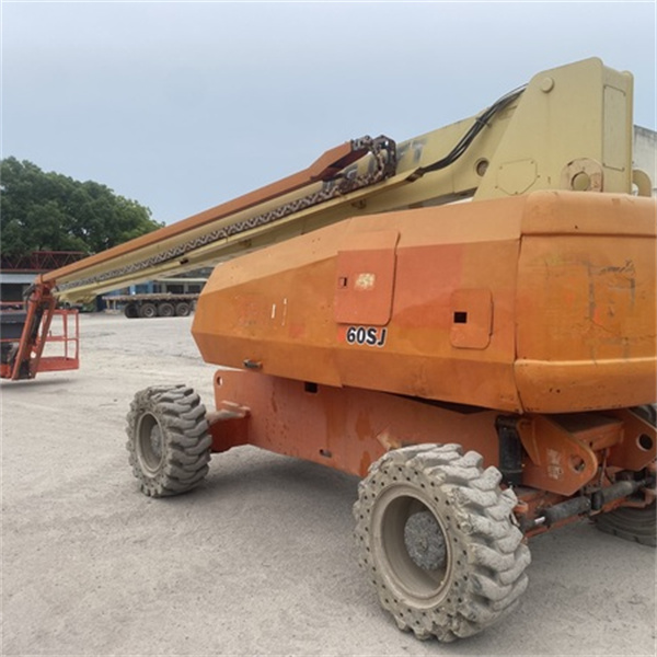 Percantik pandangan Anda dengan perjalanan lift menara ke puncak