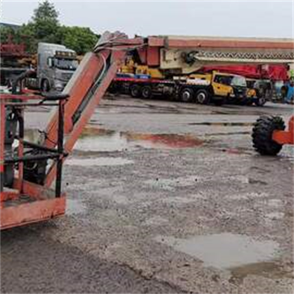 Boom lift tua tetap menyelesaikan pekerjaan