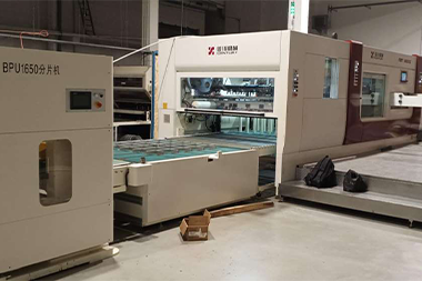 Highly rated by customers! The new die-cutting machine with lifting rotary slicer was successfully debugged and put into operation.