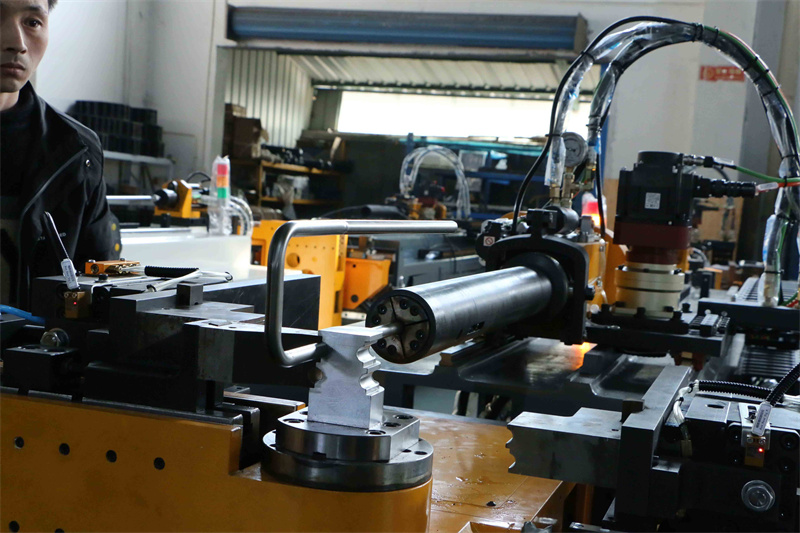 Save Time and Energy with a Hydraulic Tube and Pipe Bender