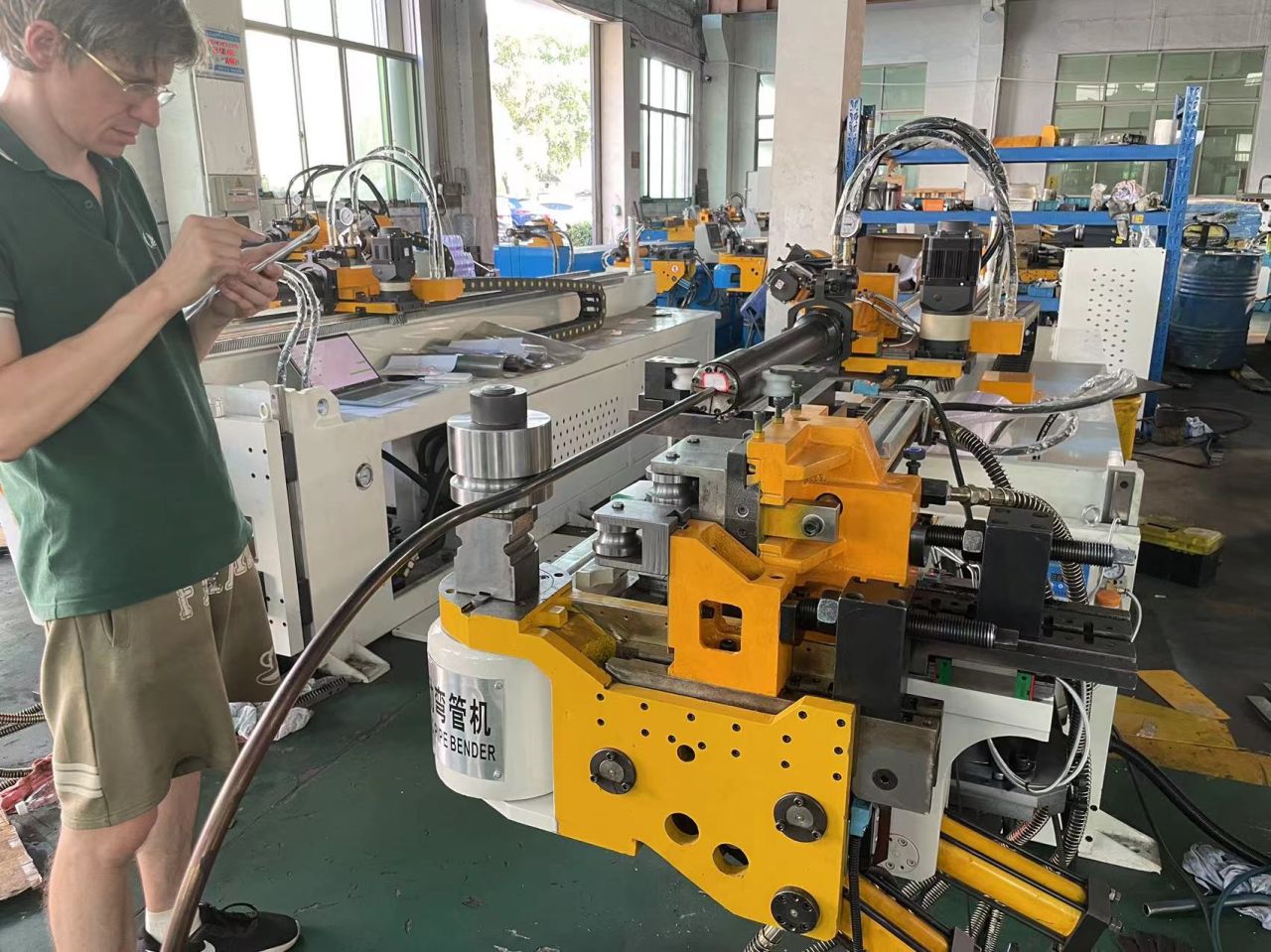 استخدم فن ثني الأنابيب باستخدام آلة ثني أنابيب المعادن