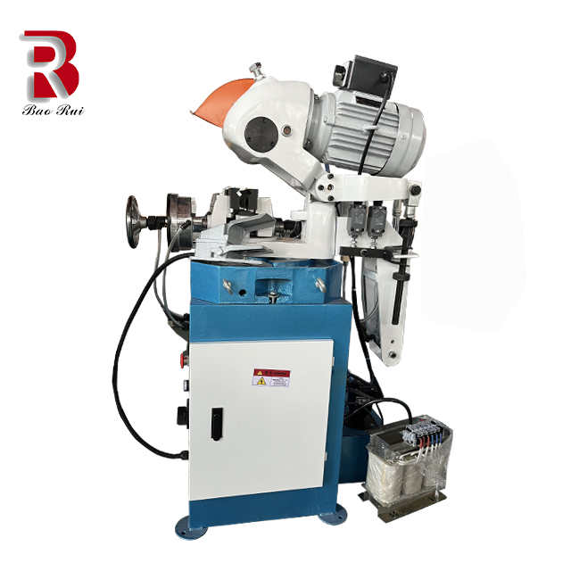 Corte poderoso y preciso de tubos de cobre con cortadora eléctrica.