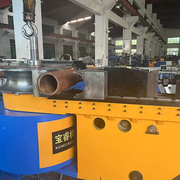 各种産業での油圧マンドレル配管ベンダーの多様な応用