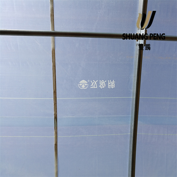 Како инсталирати и одржавати тканину за стакленик за башту за оптималне резултате.