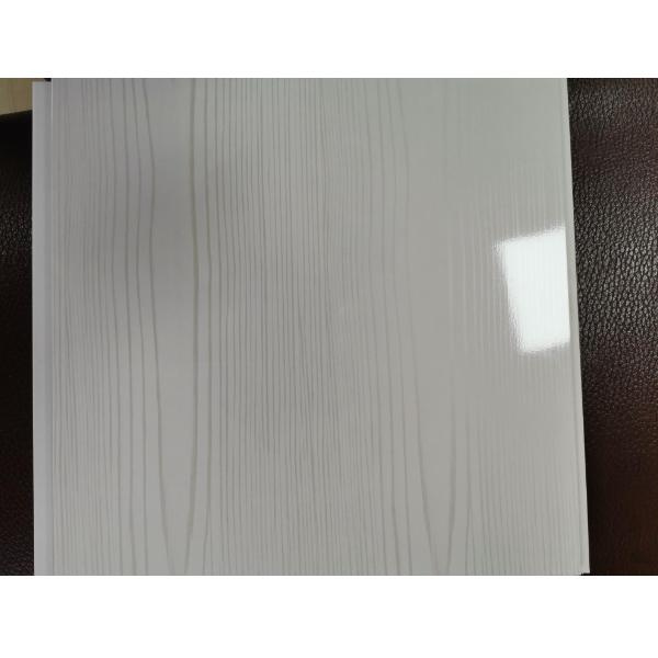 Odkryj naszą szeroką gamę wzorów paneli ściennech wewnętrznych z PCW, które urozmaicą każdą przestrzeń