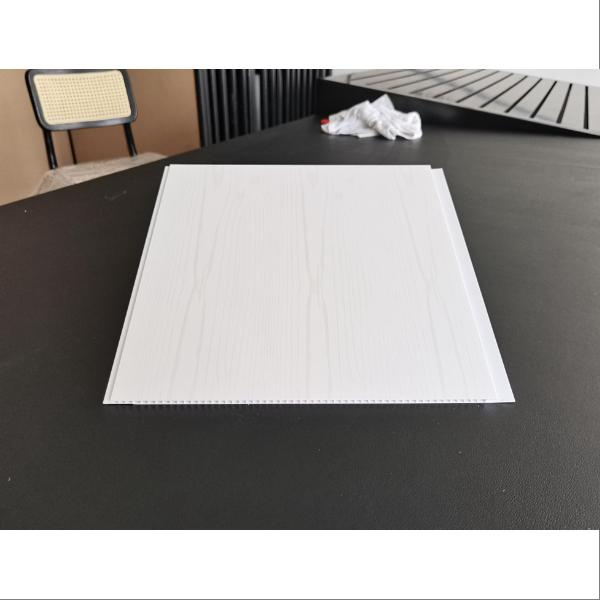 Crea una experiència de dutxa luxosa amb panells de marbre gris clar