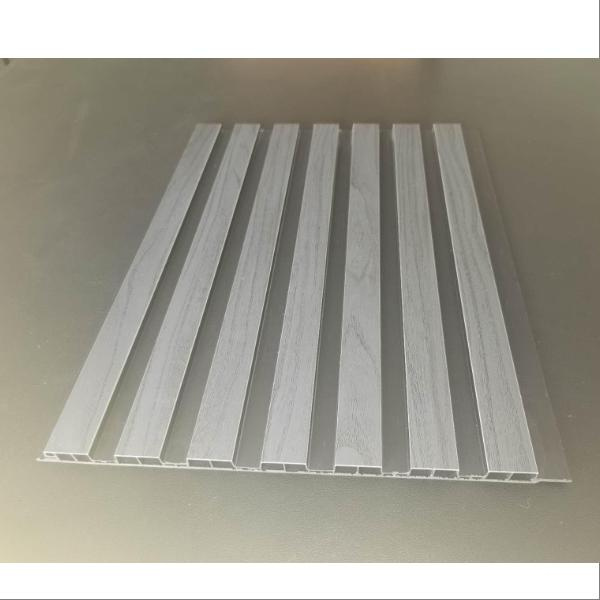 Facile ordina et ostende mercem cum nostris durabilibus et configurabilibus systematibus verticalibus a corio.