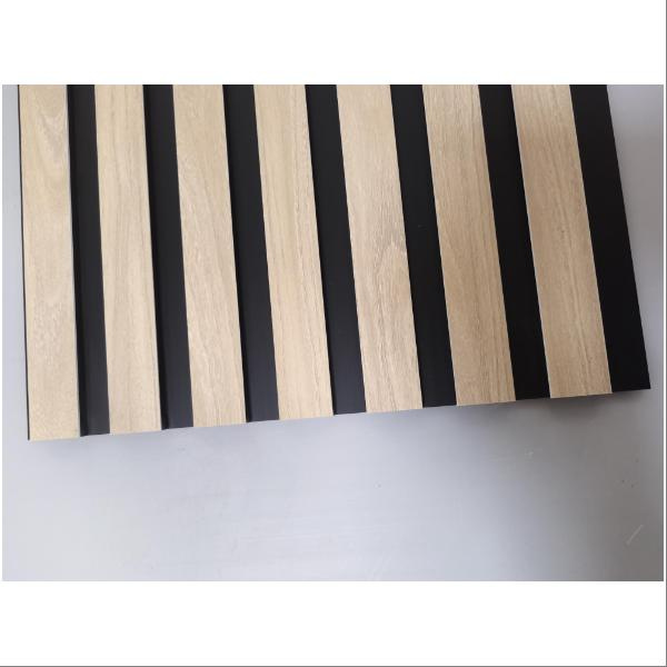 Bleiben Sie Ihren Wettbewerbern voraus, indem Sie modische Lamellenwand-Designs in Ihre Ladenplanung integrieren.