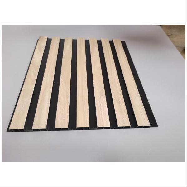 Forhøj din butikspræsentation med moderne og elegante hvide slatvægge