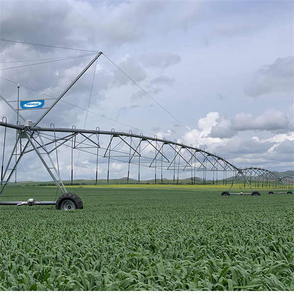 Maximera vatteneffektiviteten med solenergi-drivna center pivot besvärjningsteknik