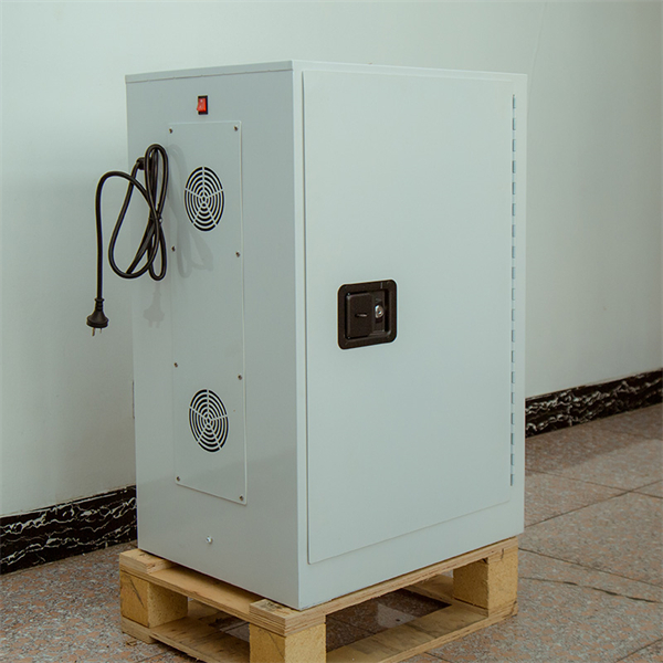 Laden Sie mehrere Geräte unterwegs mit einem mobilen Lade-Schrank