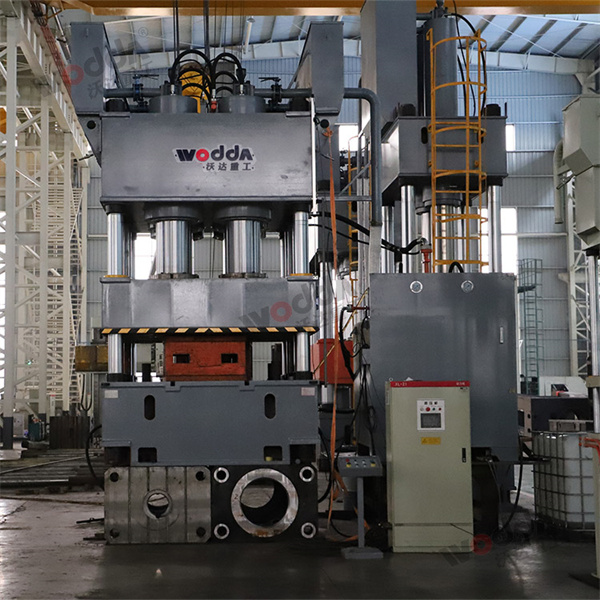 Hochwertige Prägung von Türschildern mit hydraulischer Presse leicht gemacht.