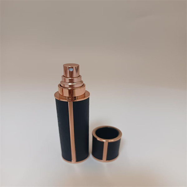 دانه‌ای سیاه و براق از عطر، اlegant به هر میز آیینه اضافه می‌کند.