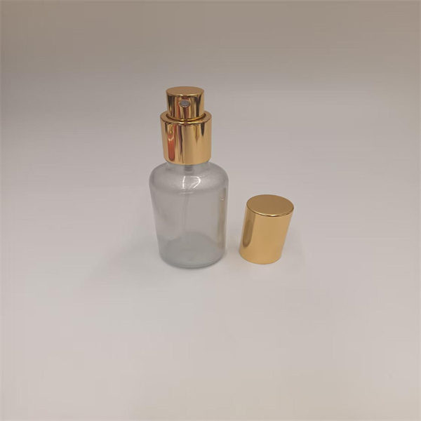 Consentă-te sau unul dintre dragi tăi cu o sticlă de parfum luxoasă de 50ml