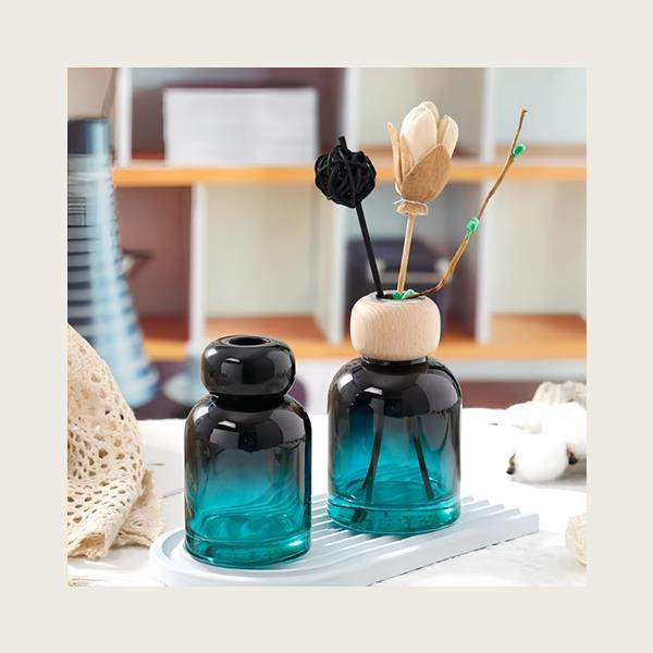 Shishadan yasalgan idishli diffuzer yordamida xonangizni tinchlovchi hidga to'ldiring