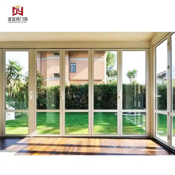 A fehér alumínium csuklós ajtók előnyei