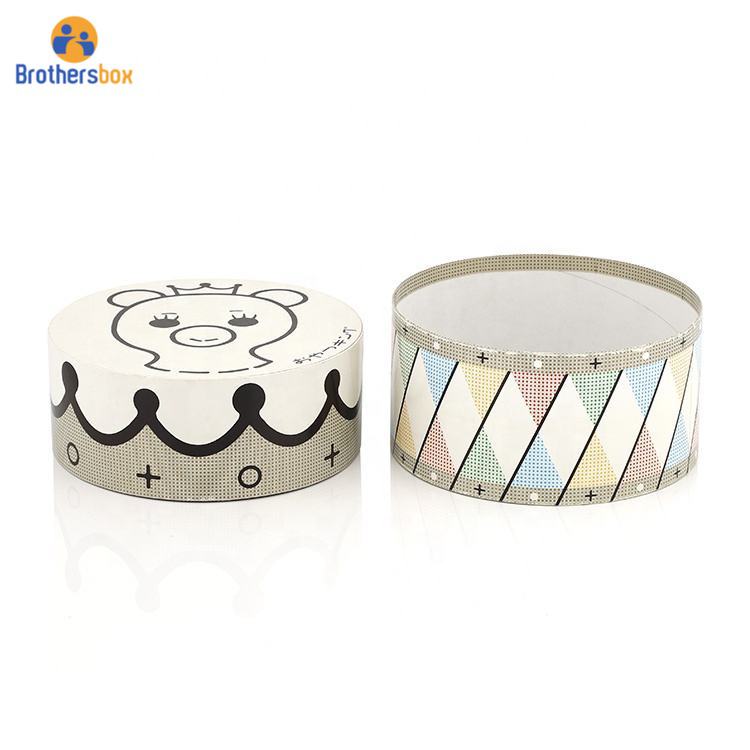 Pudło prezentowe z pokrywą zostało wykonane tak, aby trwać długo, gwarantując, że Twój prezent pozostanie bezpieczny i zabezpieczony.