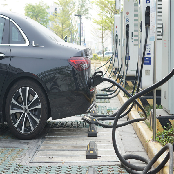 पर्यावरण-सचेत ड्राइवरों के लिए उच्च-गुणवत्ता वाली चार्जिंग तकनीक