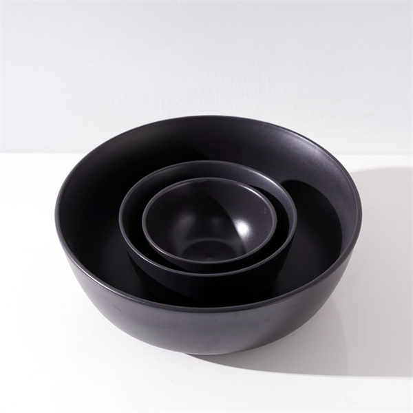 Једите стилски са овим модним црним керамичким сервизом за јело