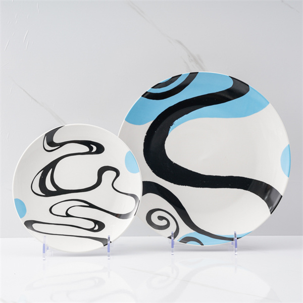 Προσθέστε κομψότητα σε κάθε γεύμα με ένα ανθεκτικό πιάτο σερβιρίσματος από χοντρό κεραμικό