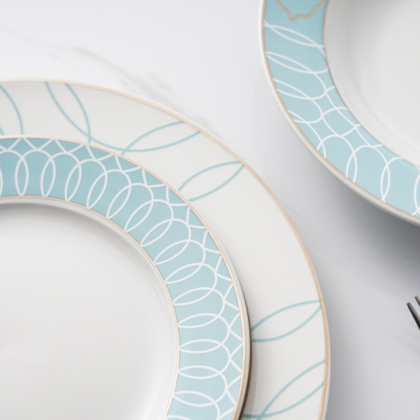 Buaic na gceist ar do ghealltánaí le plátaí seirbhíse stoneware go hiontach déanta