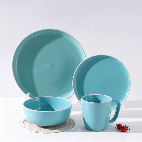 Luo yhtenäinen pöytäasettelu yhteensopivilla keraamisilla lautasilla ja kulhoilla se