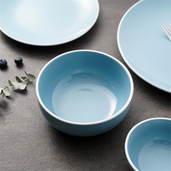 Uživajte v idealni porciji žitaric v naših keramičnih skledicah, ki so zasnovane za vaš pohodnost.