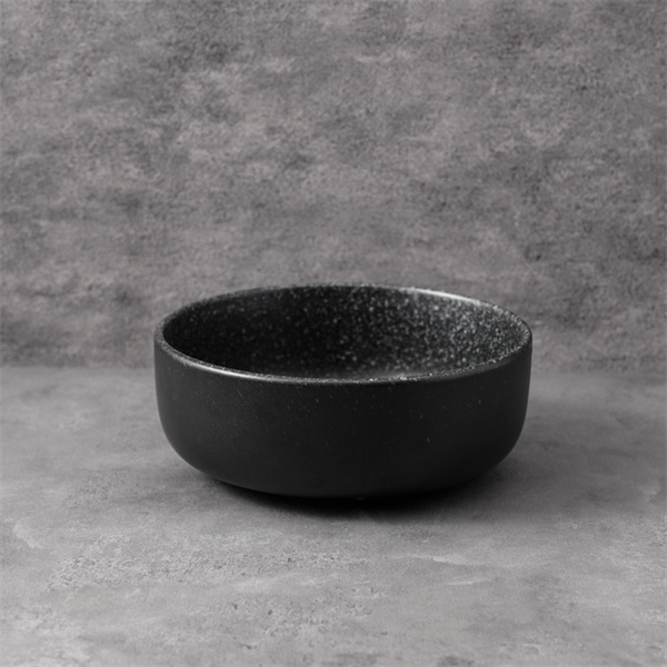 Doplňte své stolování o černou keramickou misku pro stylový vzhled