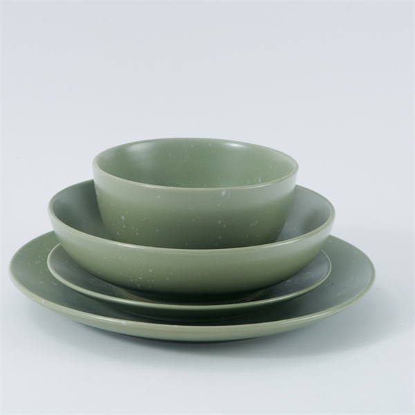 ترکیب و تطبیق الگوها و رنگ‌ها را با مجموعه ظروف، کاسه‌ها و فنجان‌ها انجام دهید