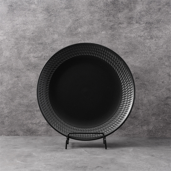 ブラックディナープレートでテーブルセッティングにエレガンスを添えて