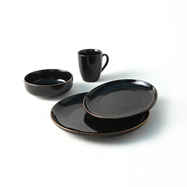 Creați o aranjare tradițională a mesei cu seturi retro de serviciu de masă