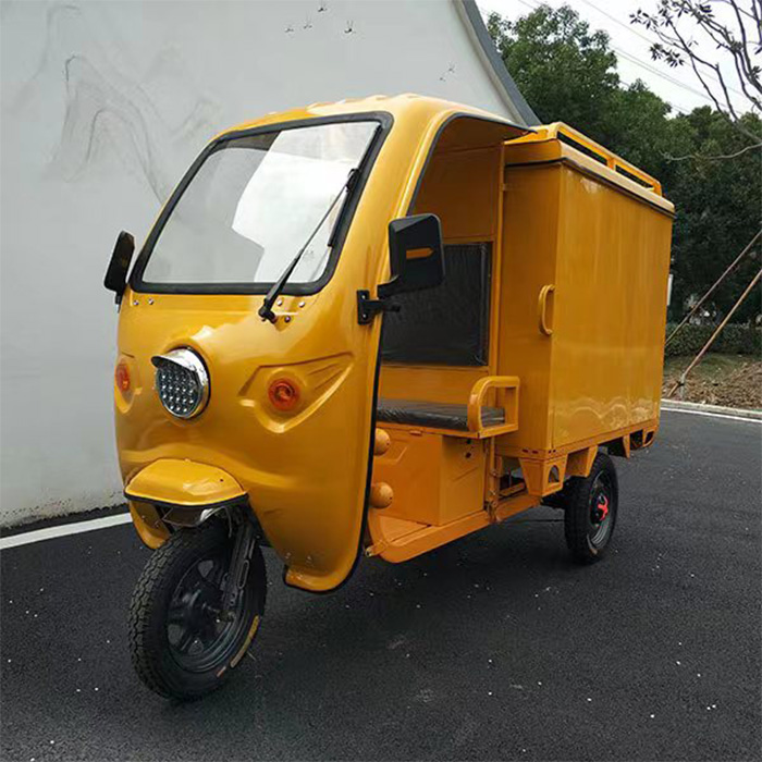 Izjust brīvību, braucot ar trīs riteņu elektrisko tri<tool_call>u, kas veidots pieaugušajiem