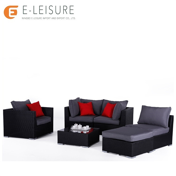 Njut av matning utomhus i bekvämlighet med en rötanträdgårdssoffa hörn