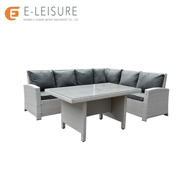 Slappna av och lösna på i luxur med en rötanträdgårdssoffa hörn