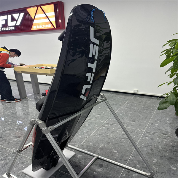 สัมผัสถึงพลังและความเร็วของกระดานโต้คลื่นที่ใช้เครื่องยนต์สันดาปใต้เท้าของคุณ