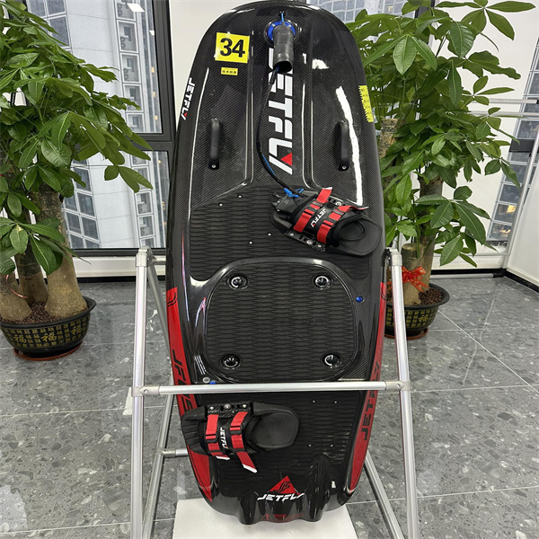 เพลิดเพลินไปกับการเล่นเซิร์ฟได้นานหลายชั่วโมงด้วยความสะดวกของกระดานที่ใช้เครื่องยนต์สันดาป