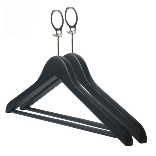 Kıyafetlerinizi Düzenli ve Katsız Saklayın Otel Ahşap Asma Takımları ile