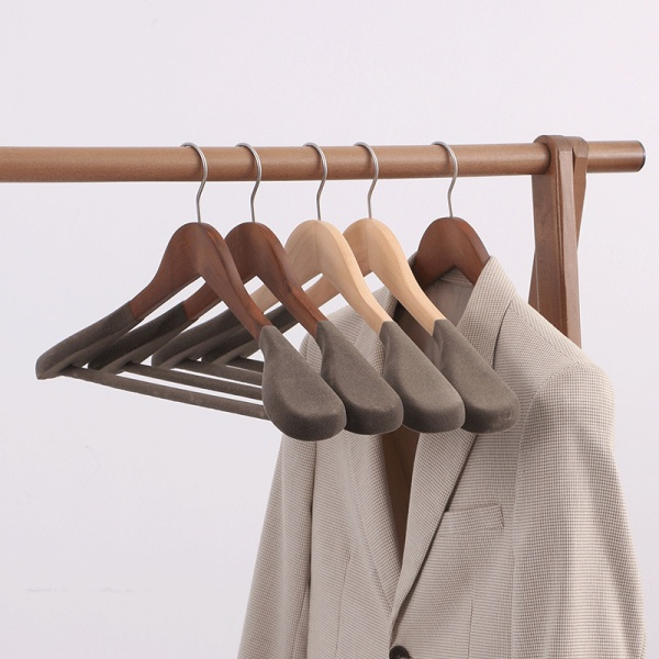 Uppgradera ditt garderob med lyxiga sammetklädhängare