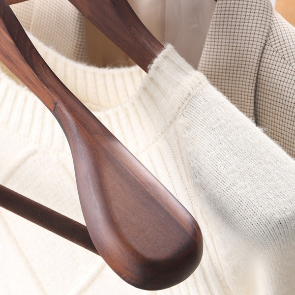 肩の膨らみやしわとさよならしようこれらの木製ハンガーで