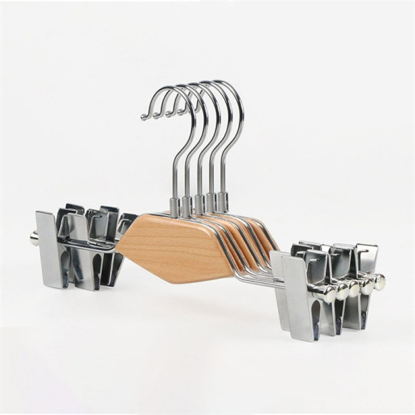 Využite priestor s tenkými kovovými věšáками na kalhoty