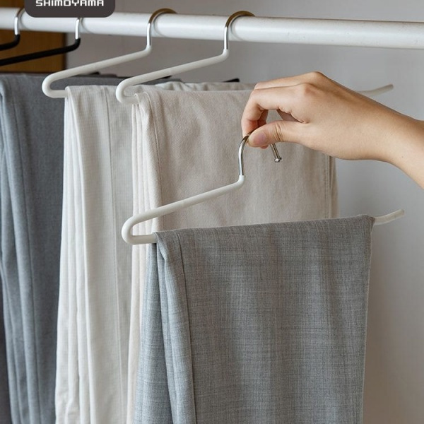 Късни вешалки за малки гардероби