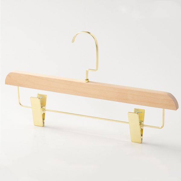 इन क्लिप-ऑन पैंट हैंगर्स के साथ अलमारी का स्थान अधिकतम करें