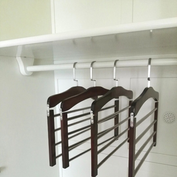 Oppdag hemmeligheten bak et pent og ryddig skap med rombesparende henger