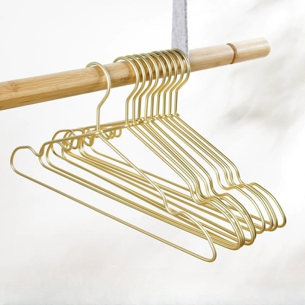 Προσθέστε μια Απόλυτη Ελégance στο Ταμείο Ρούχων σας με Χρυσούς Κρεμάλες