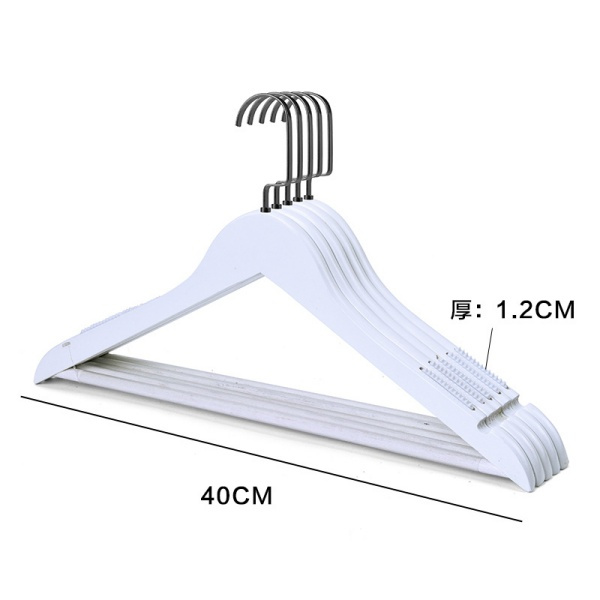 सही हैंगर के साथ कपड़ों के फैलने और क्षति से बदला दें