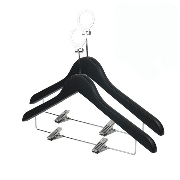 Dolabınıza Otel Ahşap Asma Takımları ile Bir Kaçışlık Elegans Ekleyin