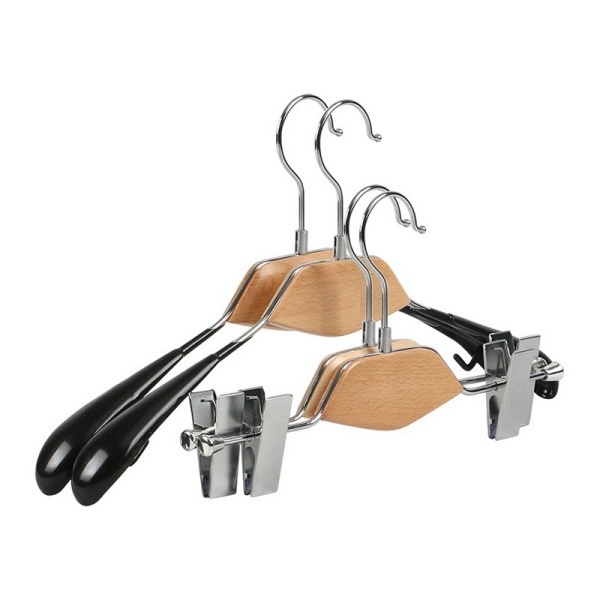 Ugradujte svoju garderobu pevnými kovovými věšáками na kalhoty