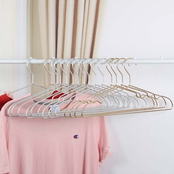 Лесна съборка и преносимост с автономен вешалник за дрехи